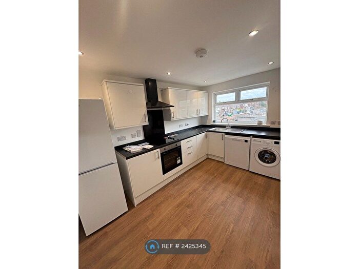 3 Bedroom Maisonette To Rent In Sundon Park Parade, Luton, LU3