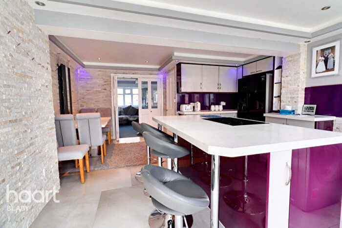 4 Bedroom Semi-Detached House For Sale In Kensington Close, Leicester, LE2