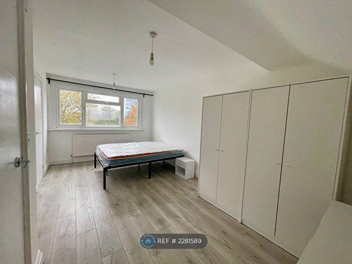 Studio To Rent In Strathmore Gardens, London, N3