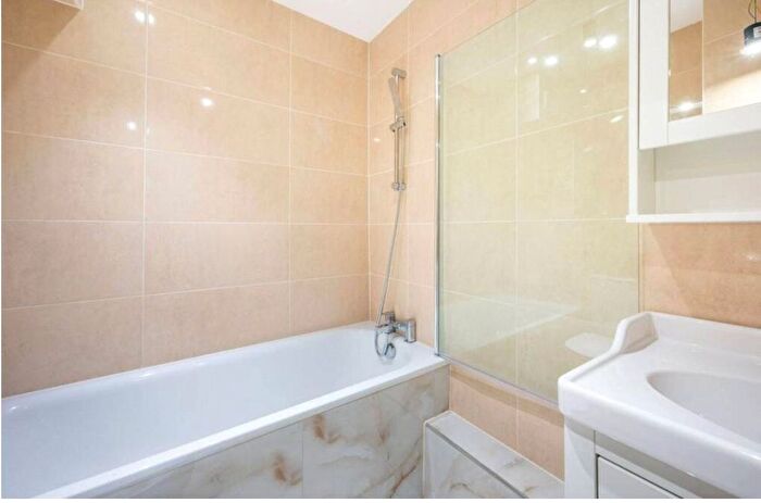 3 Bedroom Flat For Sale In Buckland Crescent, London, NW3