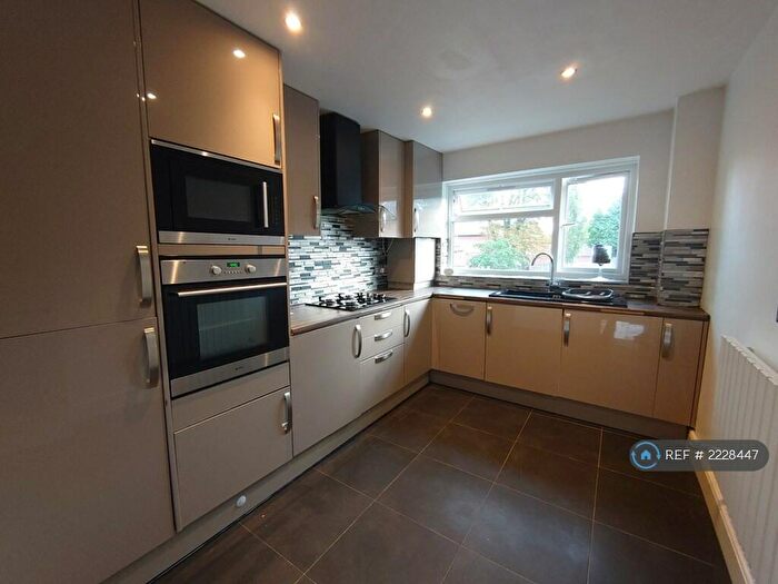 2 Bedroom Flat To Rent In Palmerston Road, Buckhurst Hill, IG9