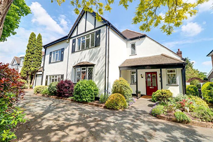 5 Bedroom Detached House For Sale In Woodside, Leigh-On-Sea, SS9