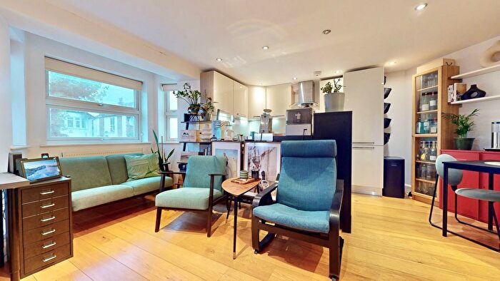 2 Bedroom Flat To Rent In Vivian Avenue, London, NW4