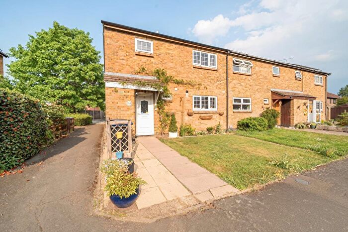 4 Bedroom End Of Terrace House For Sale In Woking, Surrey, GU21