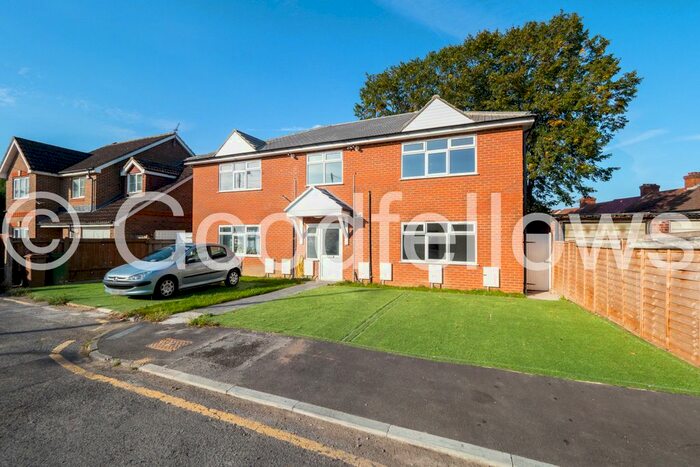 3 Bedroom Flat To Rent In Denbigh Close, Cheam, Sutton, SM1