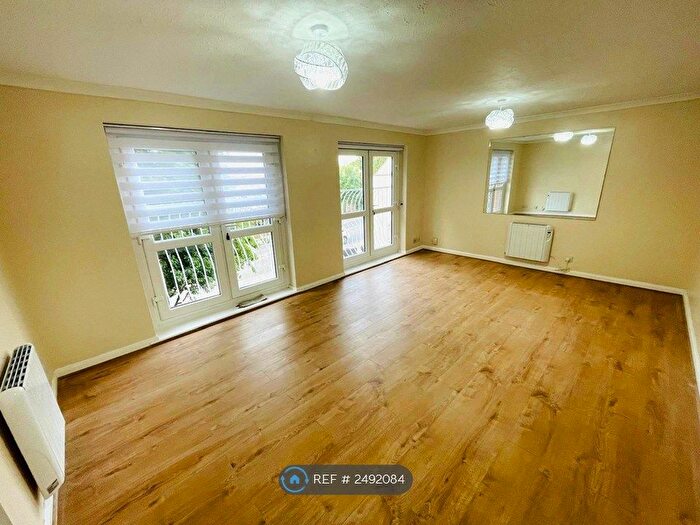 2 Bedroom Flat To Rent In Priory Court, Bushey, WD23