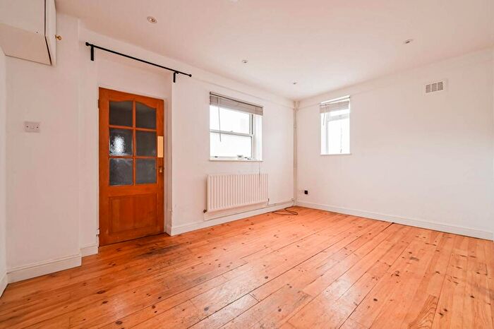 2 Bedroom Flat To Rent In Grove Road, , Mile End, London, E3