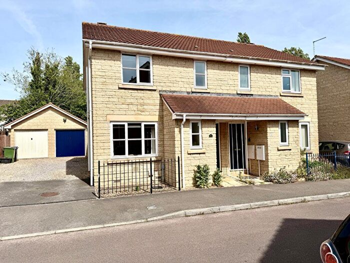 3 Bedroom Semi-Detached House For Sale In Meadowsweet Drive, Calne, SN11