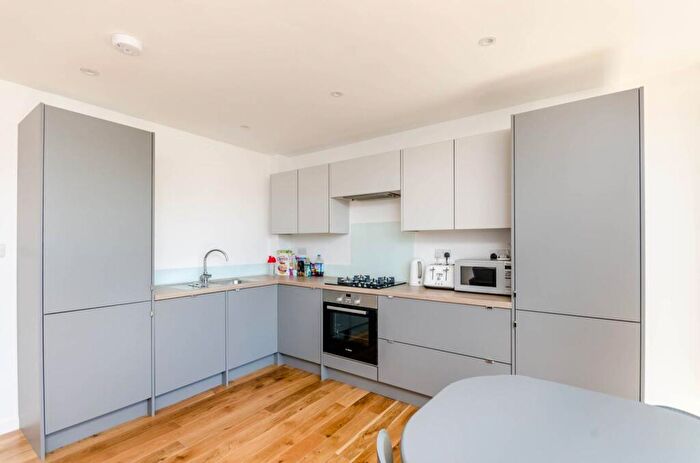 2 Bedroom Flat To Rent In St Johns Hill, St John's Hill, London, SW11