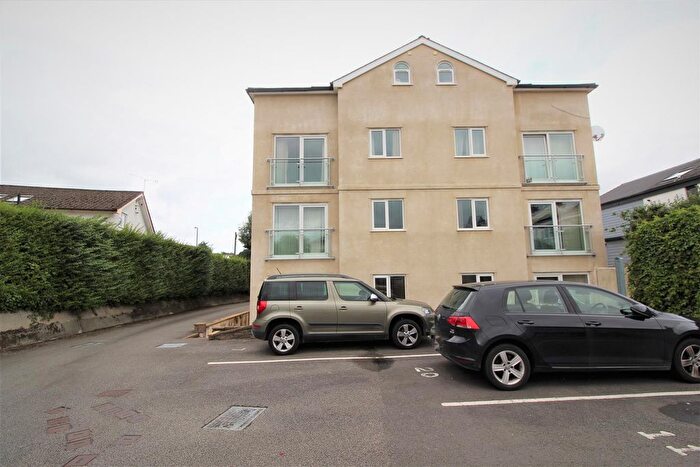 2 Bedroom Flat To Rent In Dowr Close, Launceston, PL15