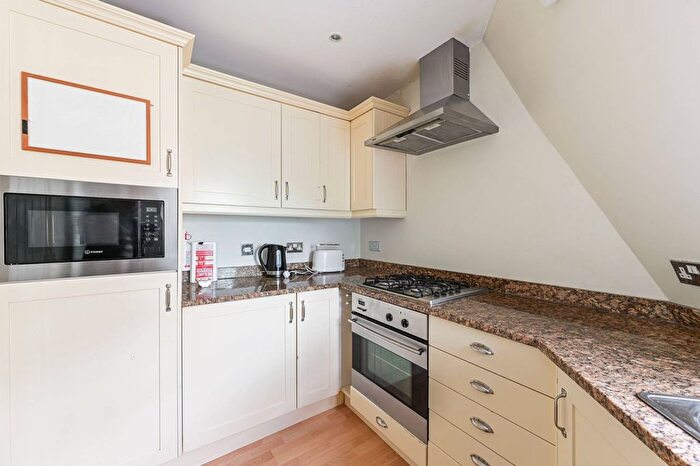 2 Bedroom Flat To Rent In Drayton Gardens, Chelsea, London, SW10