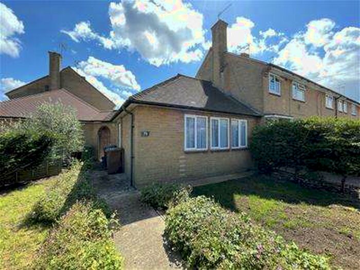 Houses for sale & to rent in WD6 5LW, Gateshead Road, Borehamwood