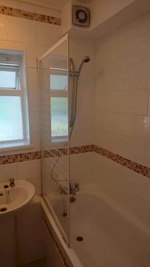 3 Bedroom Flat To Rent In Greener House Clapham Road Estate, London SW4
