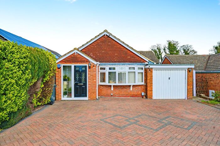 3 Bedroom Bungalow For Sale In Barley Brow, Dunstable, Bedfordshire, LU6
