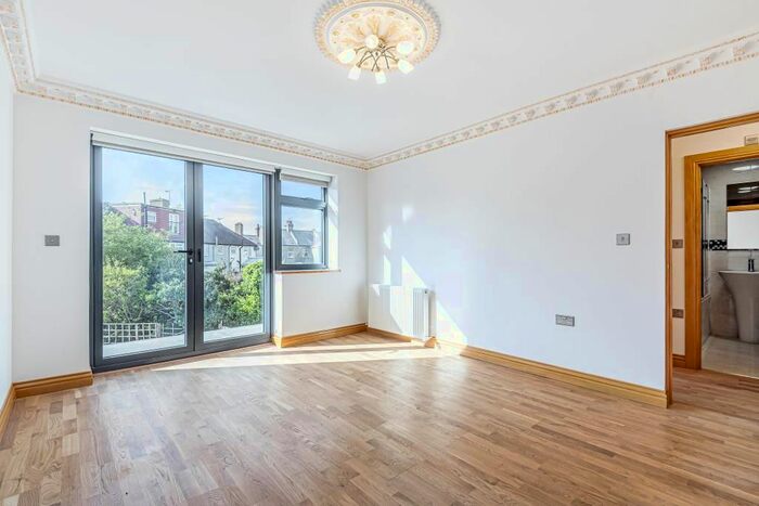 2 Bedroom Flat To Rent In Hounslow, Middlesex TW3