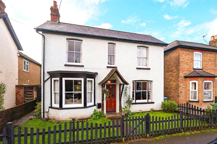 4 Bedroom Detached House For Sale In Albany Road, Hersham, KT12