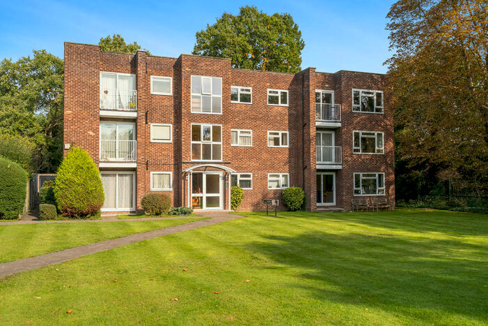 2 Bedroom Apartment To Rent In Malcolm Way, Snaresbrook, E11