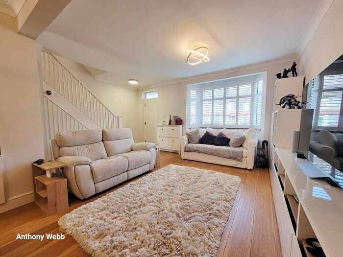 3 Bedroom Detached House To Rent In Barrowell Green, Winchmore Hill, N21