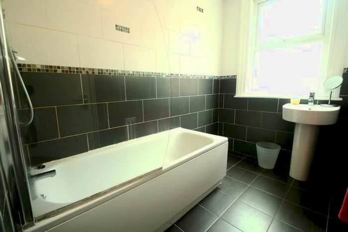 6 Bedroom Town House To Rent In Meldon Terrace, Newcastle Upon Tyne, NE6