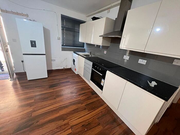 2 Bedroom Flat To Rent In New Road, Hillingdon, Uxbridge, UB8