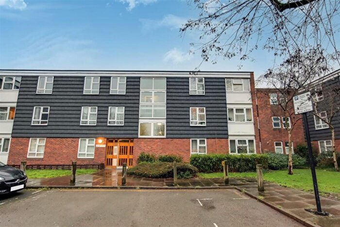 3 Bedroom Flat To Rent In Falcon Grove Battersea London, SW11