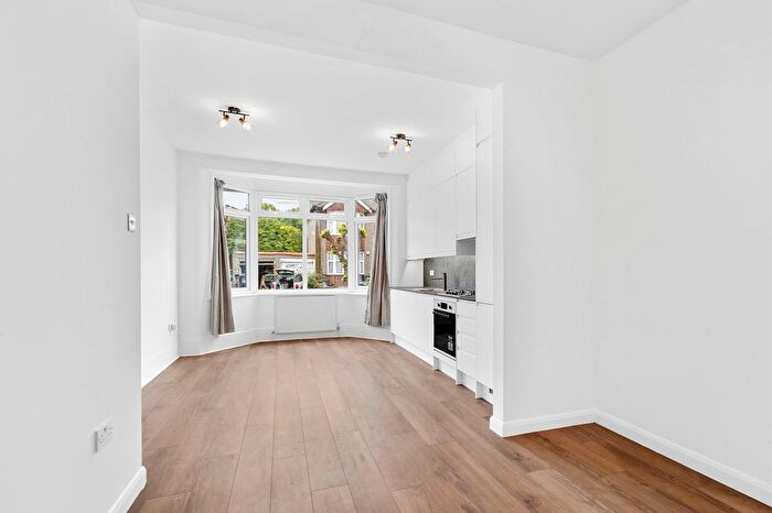 2 Bedroom Flat To Rent In Cannon Hill Lane, London, SW20