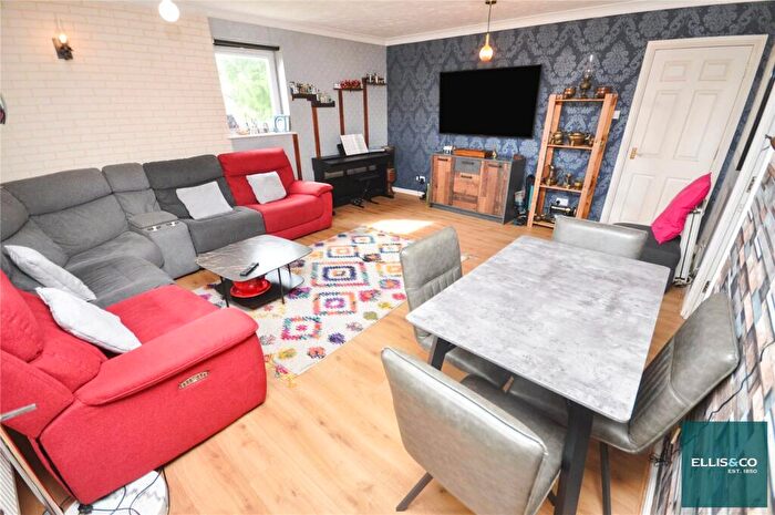 2 Bedroom Apartment For Sale In Martock Gardens, Friern Barnet, N11