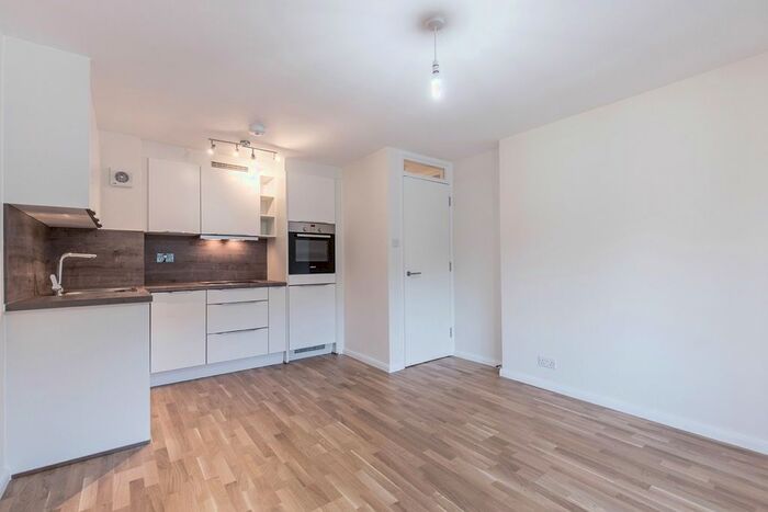 2 Bedroom Flat To Rent In Bushey Grove Road, Bushey, WD23