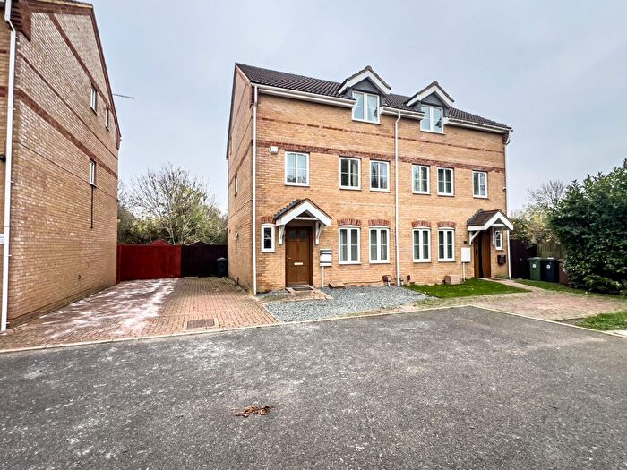 3 Bedroom Town House To Rent In Phoenix Close, Fletton, Peterborough, PE2