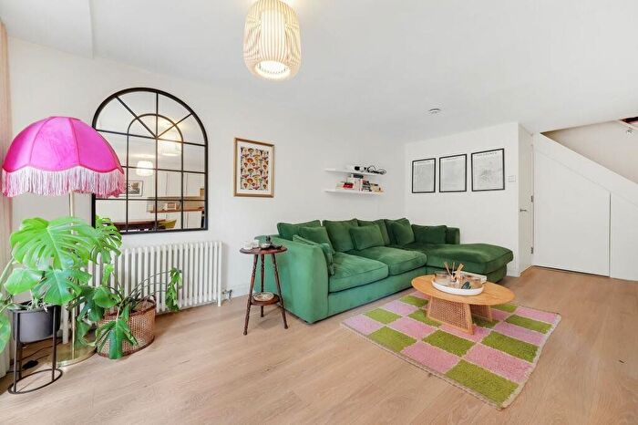 2 Bedroom Flat For Sale In Great Western Road, London, W11