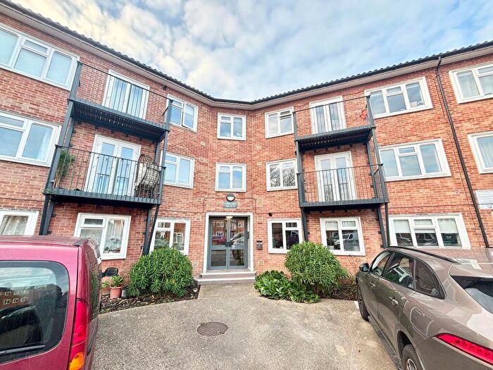 2 Bedroom Flat To Rent In Bishopric, Horsham, RH12