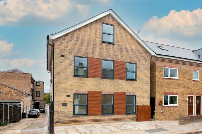 3 Bedroom Flat To Rent In King Street, East Finchley, N2