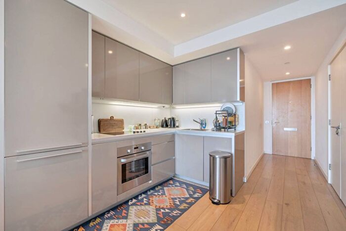 1 Bedroom Flat For Sale In Walworth Road, Elephant And Castle, London, SE1