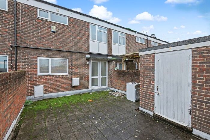 2 Bedroom Flat To Rent In Parkwood Green, Gillingham, ME8