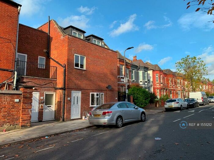 5 Bedroom Flat To Rent In Rear Of - Cricklewood Broadway, London, NW2