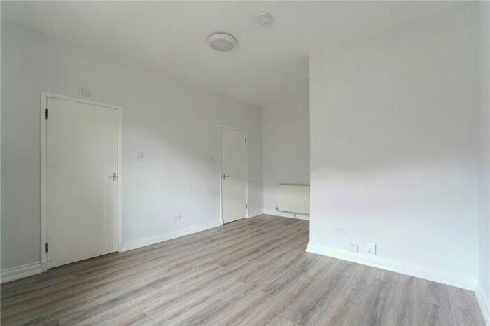 Apartment To Rent In Mount View Road, London, N4