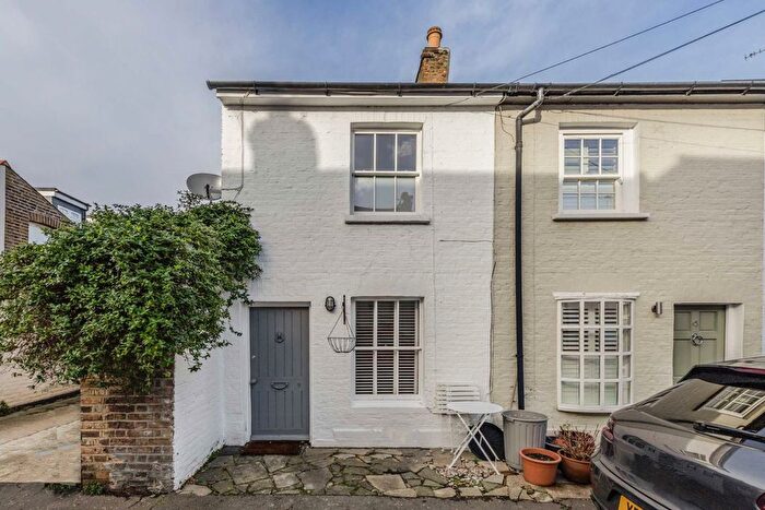 2 Bedroom Property To Rent In Hyde Road, Richmond, TW10