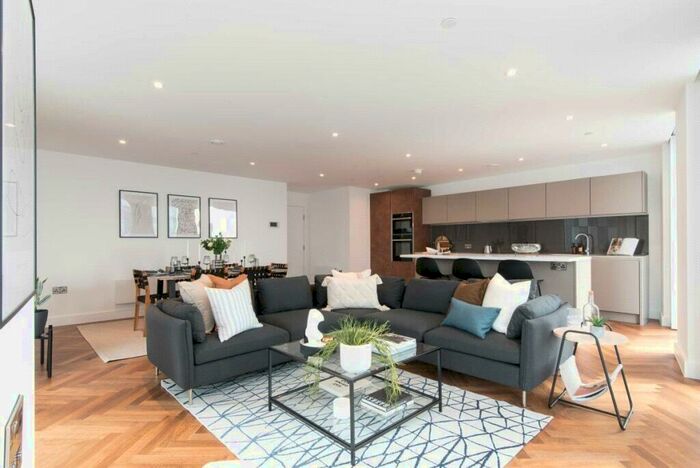 3 Bedroom Apartment To Rent In City North Place, Finsbury Park, London, N4