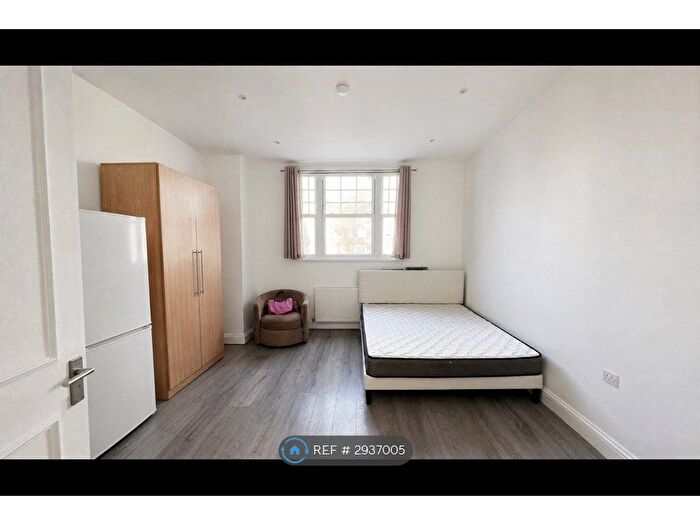 3 Bedroom Flat To Rent In Chicksand House, London, E1