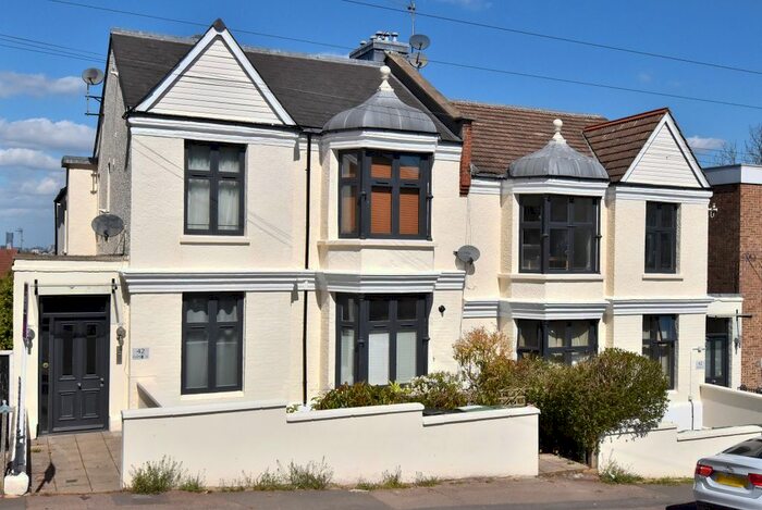 2 Bedroom Flat To Rent In Canonbie Road, London, SE23