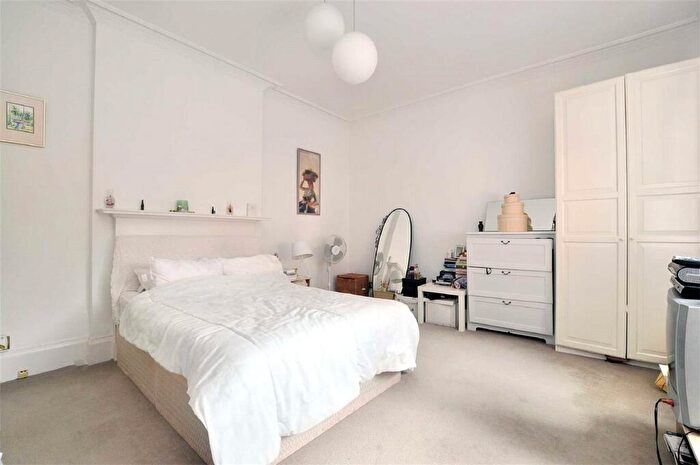 3 Bedroom Flat For Sale In Bracknell Gardens Hampstead, NW3