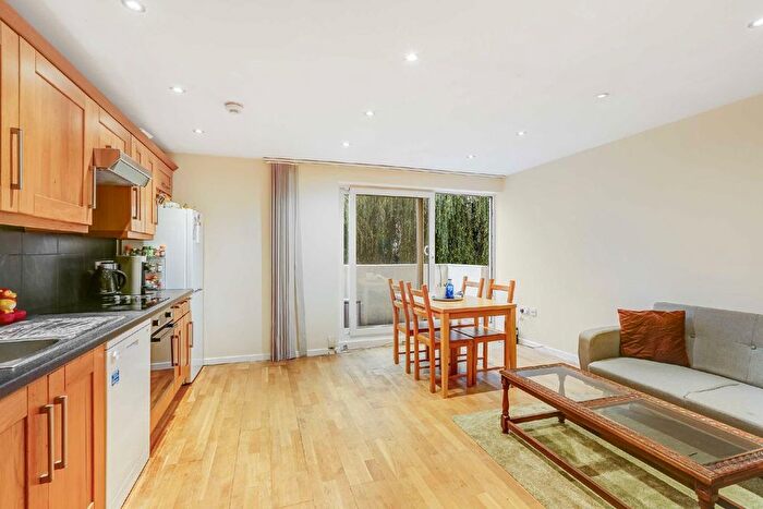 3 Bedroom Flat To Rent In Bloomsbury Close, Ealing, W5