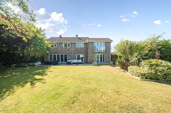 5 Bedroom Detached House For Sale In Coombe Drive, Dunstable, Bedfordshire, LU6