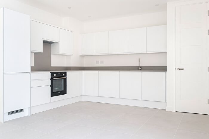 3 Bedroom Flat To Rent In B Maybank Road, London, E18