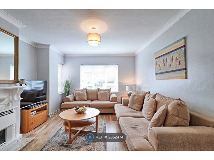 2 Bedroom Flat To Rent In Boleyn Gardens, Brentwood, CM13