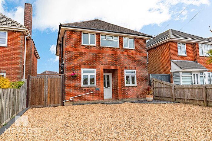 3 Bedroom Detached House For Sale In Leybourne Avenue, Bournemouth, BH10