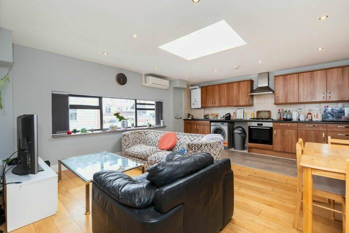 3 Bedroom Flat To Rent In Camden Road, London, N7