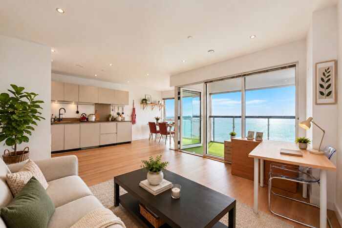 2 Bedroom Flat To Rent In Lotus House, Canary Wharf, E14