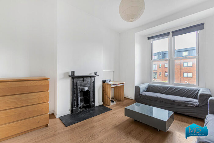 2 Bedroom Apartment To Rent In Maidstone Road, Bounds Green, N11