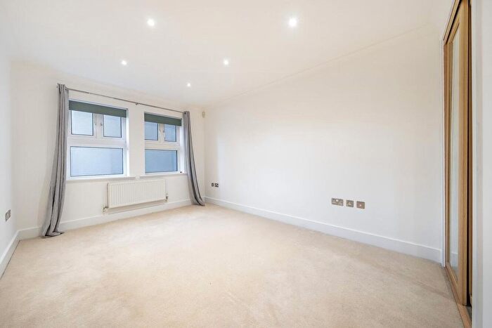 1 Bedroom Flat To Rent In Albany Park Road, Kingston Upon Thames, Greater London, KT2